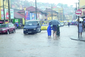 Mauvais temps - Les rues de la Capitale sous l&#039;eau, un jeune porté disparu