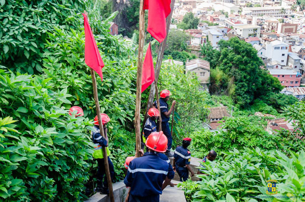 Menace de chute de rochers et d’un glissement de terrain - 400 drapeaux rouges implantés dans la haute-ville 