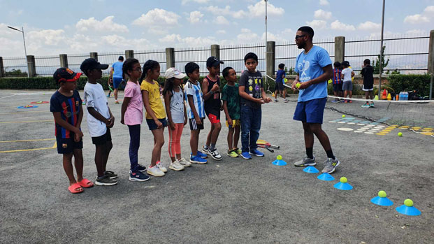 Madagascar Tennis Project - Miary Zo initie les jeunes à la petite balle jaune