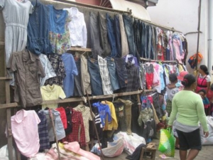 Vente de vêtements à Antananarivo - Les opérateurs obligés de brader les prix