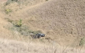 En témoigne de l&#039;excès de vitesse, l&#039;éloignement du point de chute du 4x4 se perd dans l&#039;immensité de la colline