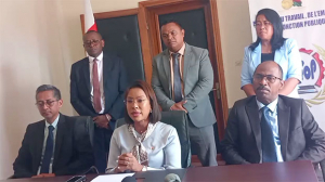 Service public -&nbsp;65 000 agents acc&eacute;deront au statut de fonctionnaire