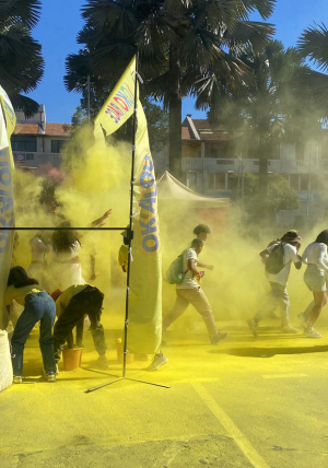 Les participants s’en sortent avec des taches de toutes les couleurs, mais aussi avec un sourire indélébile sur le visage