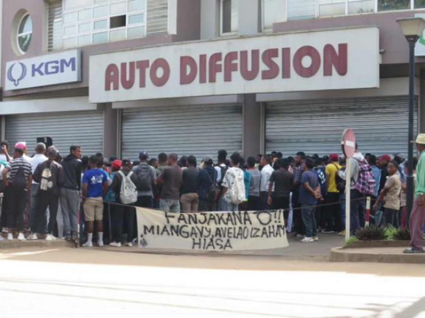 Gel de certains comptes - Manifestation des employés du groupe Sodiat à Mandrosoa Ivato