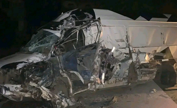Face-&agrave;-face entre un fourgon et un camion - Un survivant dans un &eacute;tat critique