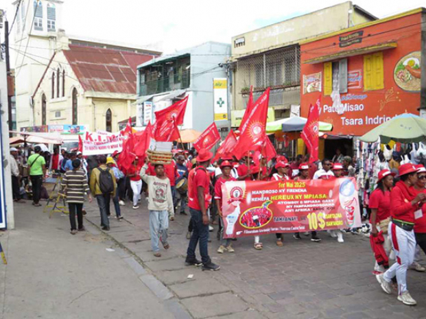 Des syndicalistes participant à la grande marche pacifique autour de la ville, hier