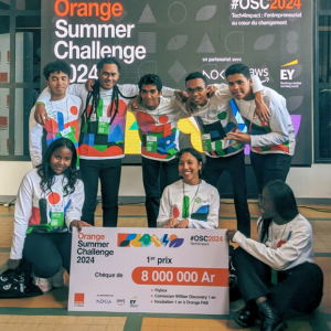 La remise du trophée d’« Orange Summer Challenge 2024 », symbolisant l&#039;engagement pour un avenir plus propre et durable