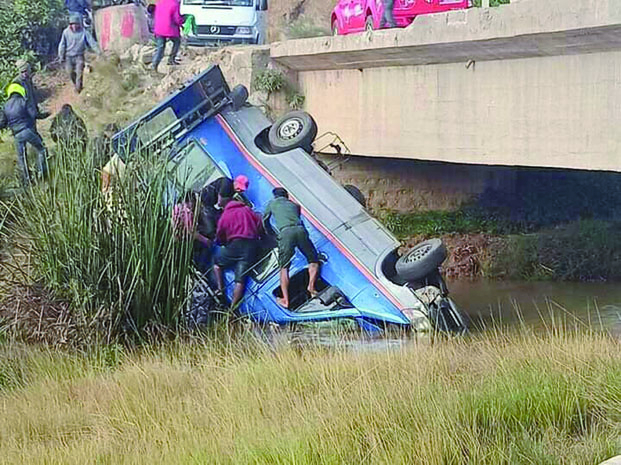 Chute d&#039;un taxi-brousse sous un pont - Une fillette de 8 ans trouve la mort