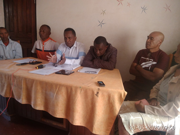 Le candidat Rakotoarivony, à côté de son avocat, au centre ,avec les deux autres candidats. Les membres des bureaux de vote, de part et d’autre
