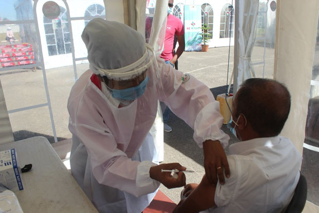 Première injection du vaccin anti-coronavirus - Plus de la moitié des 250 000 doses écoulées