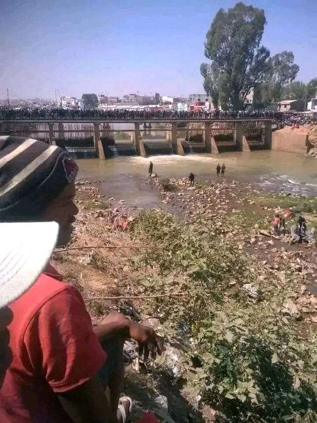 Déception amoureuse  - Un homme saute du haut du pont de Tanjombato