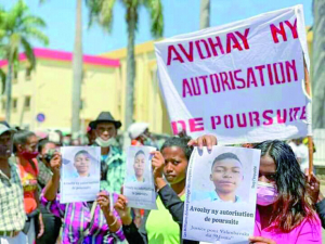 Mort suspecte d’un jeune homme à la BANI Ivato - Manifestation de ses proches devant le tribunal à Anosy