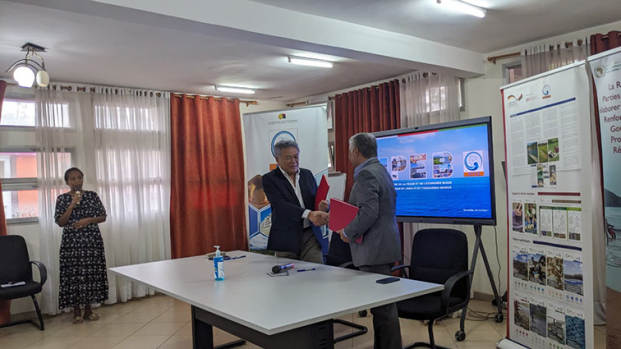 Lors de la signature hier &agrave; Ampandrianomby