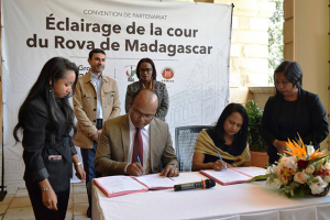 Lors de la signature de convention entre le MCC, à travers l’Office du Rovan’i Madagasikara et le groupe Filatex