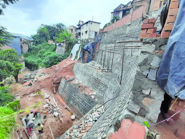 Ampasamadinika - La construction d’un mur de soutènement aggrave la situation