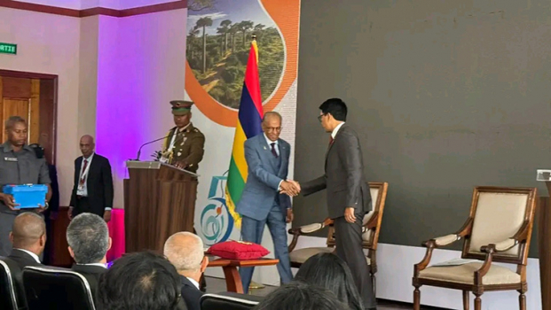 Une chaude poignée de mains entre les dirigeants malagasy et mauricien