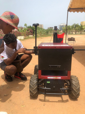 L’équipe malagasy en plein test du « PARC AgRobot » afin qu’il puisse faire des tâches autonomes