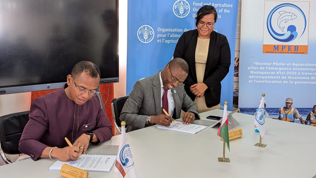 Signature de l&#039;accord de partenariat entre Mahatante Tsimanaoraty Paubert, ministre de la Pêche, et Mbuli Charles Boliko, représentant résident de la FAO à Madagascar