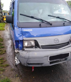 Point de contrôle routier - Un taxi-brousse fonce droit sur un policier 