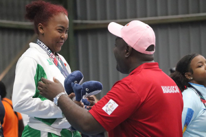 « Le ministre  Marson Moustapha, félicite et remet la médaille d’or à une athlète malagasy »