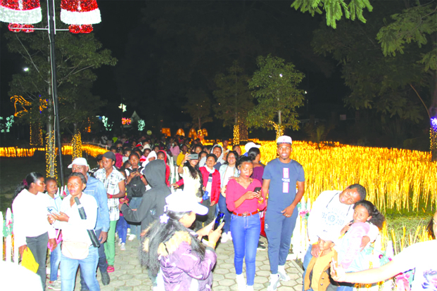 Ambohijatovo, illuminé et bondé, témoigne de l&#039;ambiance festive de la Saint-Sylvestre à Antananarivo