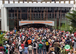 Des enseignants présents dans l’enceinte du MEN lors de la signature du protocole d’accord, hier