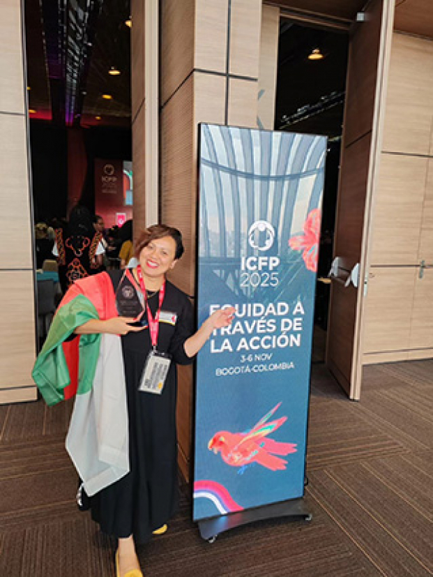 Une représentante de l’OSC après la remise du prix, jeudi soir en Colombie