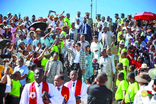 Eglise luthérienne de Madagascar - Le couple présidentiel aux côtés des jeunes