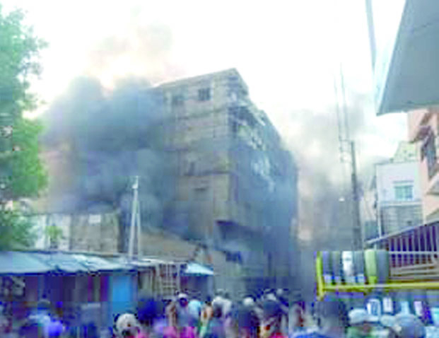 Incendie à Ampatsakana - Un entrepôt de produits textiles prend feu, les riverains au bord de l'asphyxie