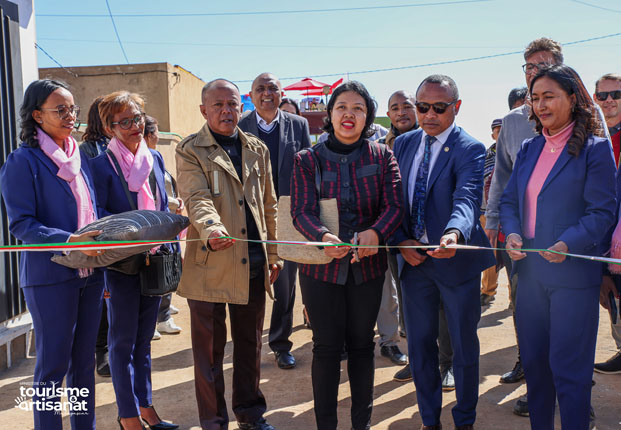 Diana Rasoanaivo, directrice de cabinet du ministère du Tourisme et de l’Artisanat inaugurant l’atelier de Fenoarivo