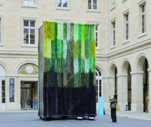 « Les herbes folles du vieux logis » - Joël Andrianomearisoa illumine Paris avec son œuvre