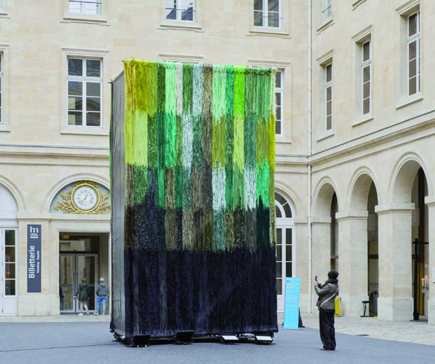 « Les herbes folles du vieux logis » - Joël Andrianomearisoa illumine Paris avec son œuvre