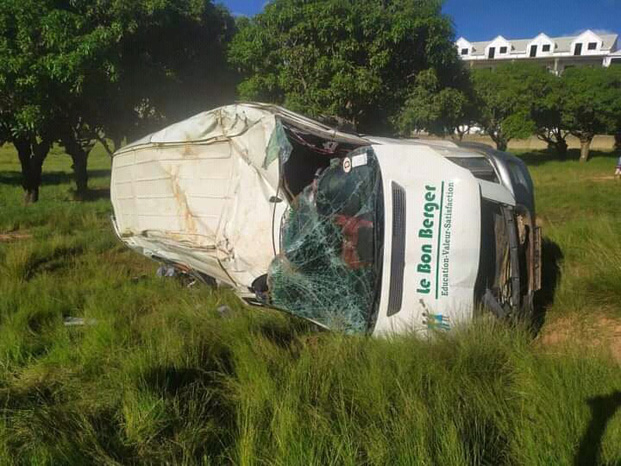 Ambatomirahavavy - Un minibus scolaire bascule dans un ravin, 2 morts et 6 blessés