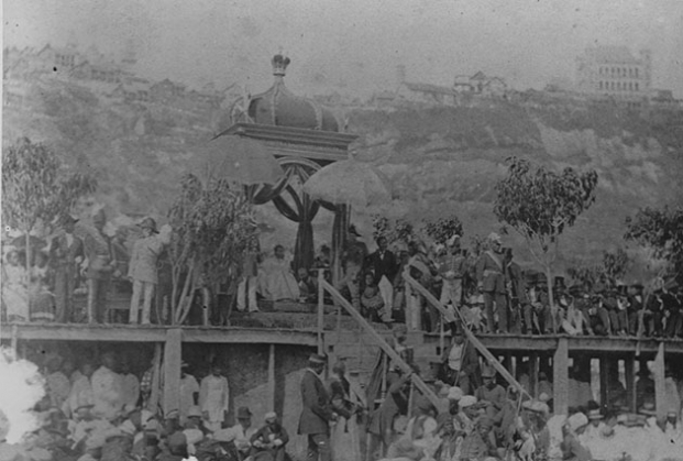 Photo rare prise lors d'une c&eacute;r&eacute;monie royale sur la &laquo;&nbsp;Vatomasina&nbsp;&raquo;, sise &agrave; Mahamasina, au XIX&egrave;me si&egrave;cle