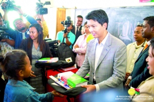 Andry Rajoelina à l&#039;EPP Ampefiloha - Lancement d&#039;un « Rakibolana » pour les écoliers malagasy