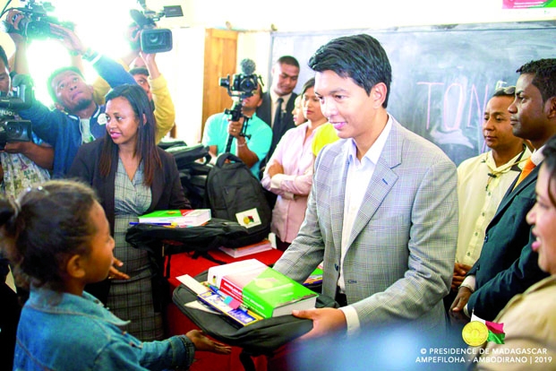 Andry Rajoelina à l&#039;EPP Ampefiloha - Lancement d&#039;un « Rakibolana » pour les écoliers malagasy