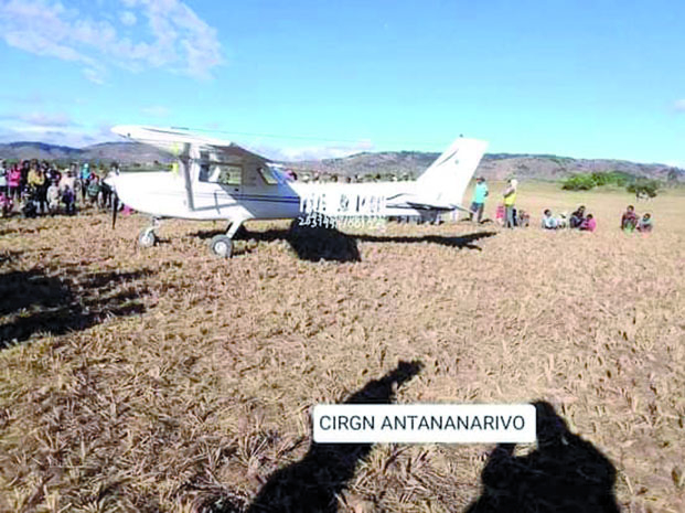 Fenoarivo - Atterrissage forcé d&#039;un bimoteur dans la rizière
