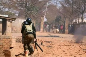 Les affrontements entre les manifestants et les éléments des Forces de l’ordre se sont enchaînés hier 