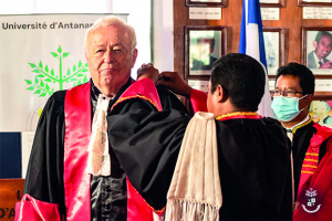 Universit&eacute; d&rsquo;Antananarivo -&nbsp;Le Dr Alain M&eacute;rieux honor&eacute; du titre de Docteur Honoris Causa