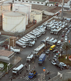 Des dizaines de camions citernes patientent sur le parking de la Logistique pétrolière
