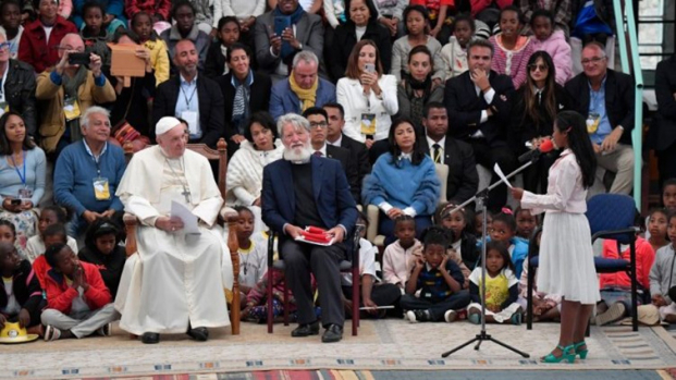 Visite du souverain pontife au village de l’amitié de Madagascar le 8 septembre 2019 Il y a un mois, le Pape - François retournait vers le Père Pedro