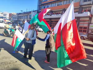 Les détaillants de drapeaux arrivent à en écouler jusqu’à une vingtaine par jour depuis le week-end dernier