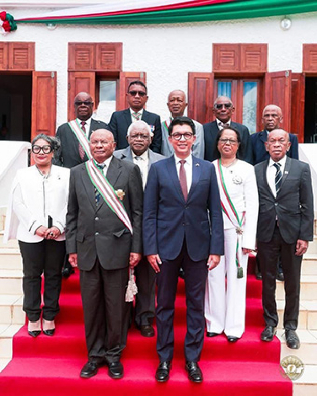 Le Président de la République, en tant que Grand maître de l’ordre national, avec le Grand chancelier et des membres du Conseil de l’Ordre national malagasy