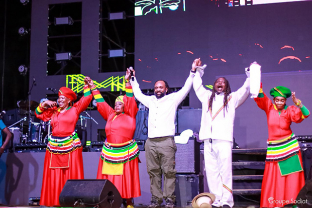 : Le groupe « Lucky Dube Band » sur scène remerciant le public pour son accueil chaleureux 