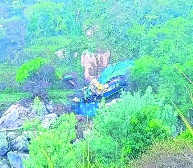 Chute d&#039;un minibus dans le vide - 2 personnes succombent, 2 autres dans le coma 