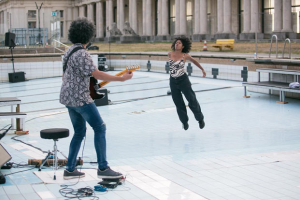 Le guitariste Joël Rabesolo et la chorégraphe lors d’une démonstration du récit