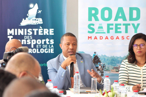 Le ministre du Transport (g) présentant les détails du projet avec la DG de l’ATT (d)