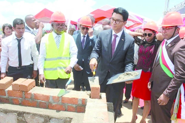 Immeubles R+4 à Ivato - Le Président Rajoelina pose les premières pierres