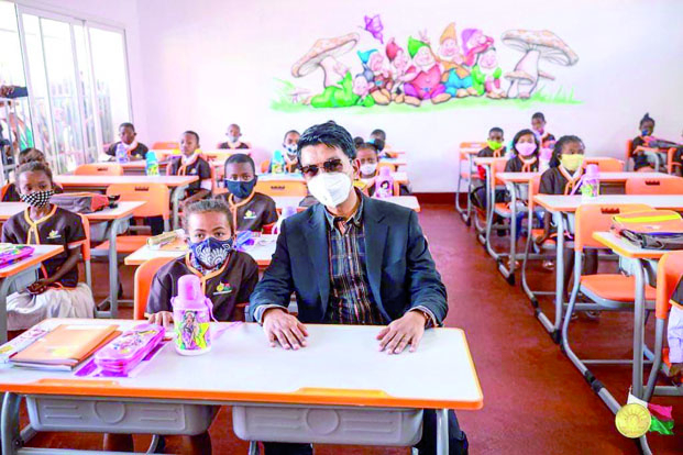 Visite à Ambatondrazaka - Andry Rajoelina encourage les écoliers