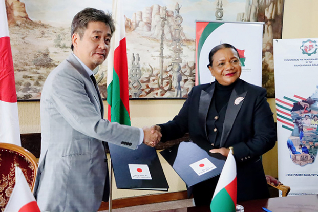 Lors de la signature de l’échange de notes relatives au projet de don non remboursable du gouvernement japonais, mercredi dernier au MAE Anosy